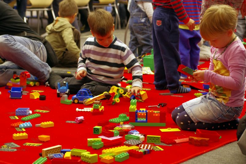 Děti si hrají se stavebnicí Lego.