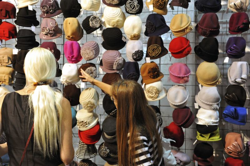 Výstava představí pokrývky hlavy od poloviny devatenáctého století do současnosti. Výstava představí pokrývky hlavy od poloviny devatenáctého století do současnosti.