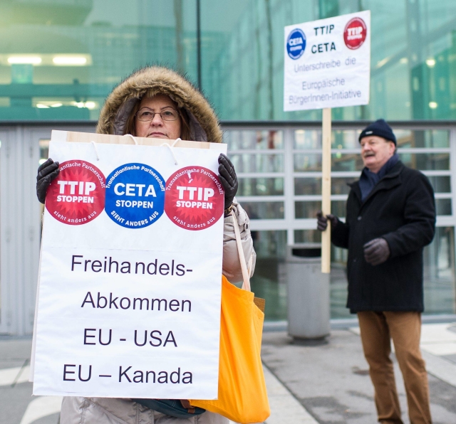 Demonstrace proti TTIP ve Vídni. Demonstrace proti TTIP ve Vídni.