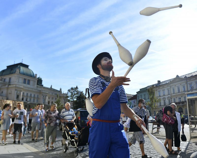 V čele procesí, v němž vyhrávaly kapely, zpívalo se a tančilo a kráčeli lidé v kostýmech a maskách. V čele procesí, v němž vyhrávaly kapely, zpívalo se a tančilo a kráčeli lidé v kostýmech a maskách.