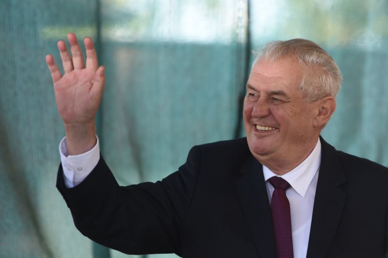 "Tak já nepopírám, že jsem fandil panu Hoferovi, protože nemám rád strany zelených, nechal se slyšet Miloš Zeman. "Tak já nepopírám, že jsem fandil panu Hoferovi, protože nemám rád strany zelených, nechal se slyšet Miloš Zeman.