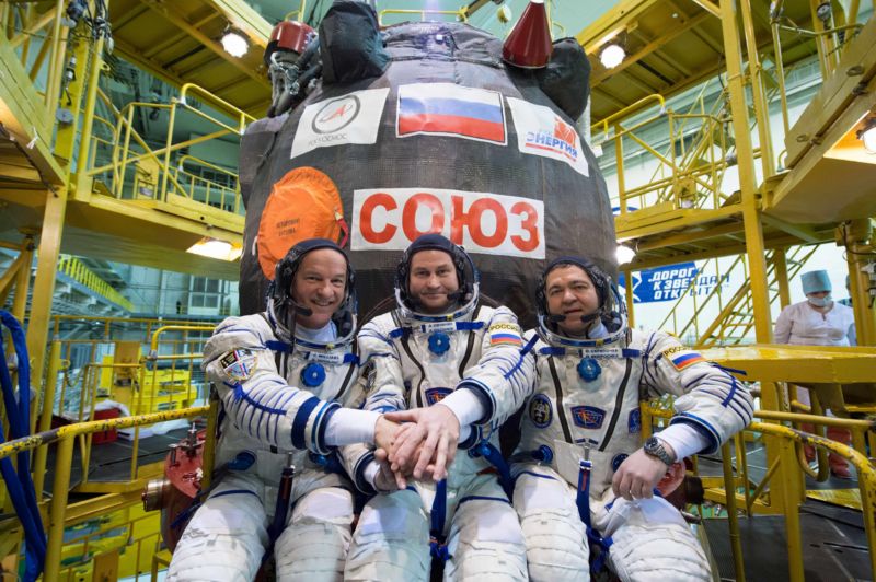Snímek s ruskými kosmonauty a americkým astronautem J. Williamsem.