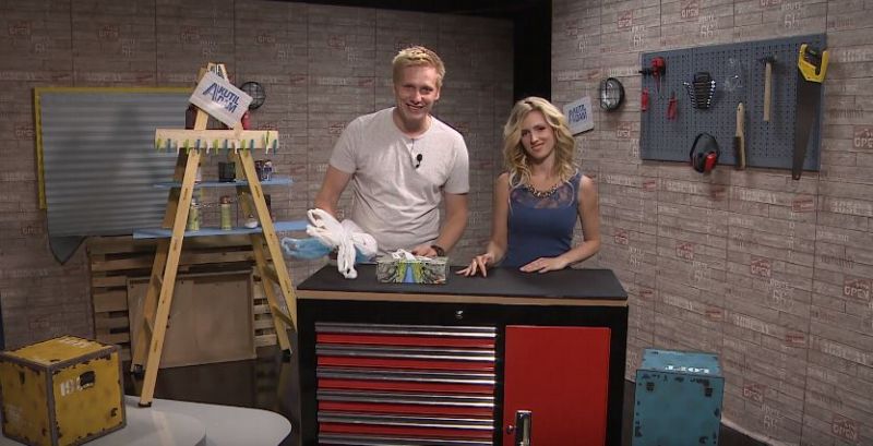 Adam Novotný a Lucie Šprinclová poradí, jak vyrobit originální pořadač na igelitky. Adam Novotný a Lucie Šprinclová poradí, jak vyrobit originální pořadač na igelitky.