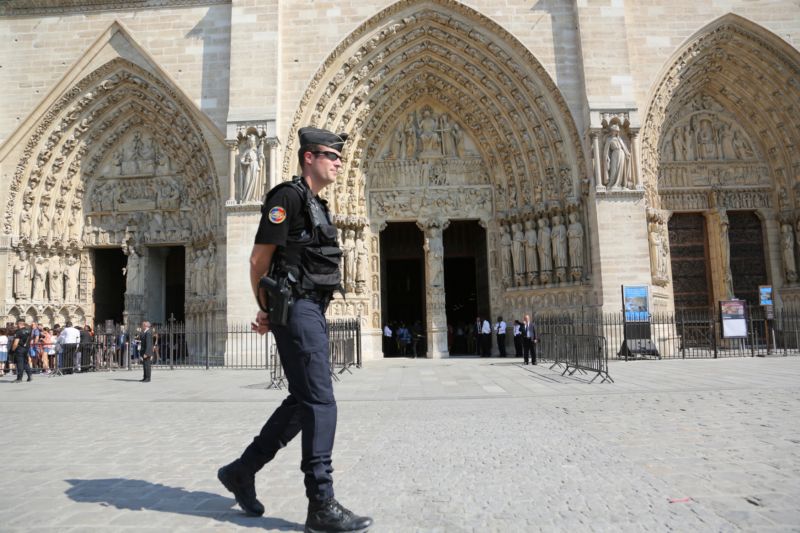 Podle některých francouzských médií patří vůz osobě, kterou mají v záznamech francouzské bezpečnostní složky. Na snímku policista hlídkující před katedrálou Notre-Dame v Paříži.