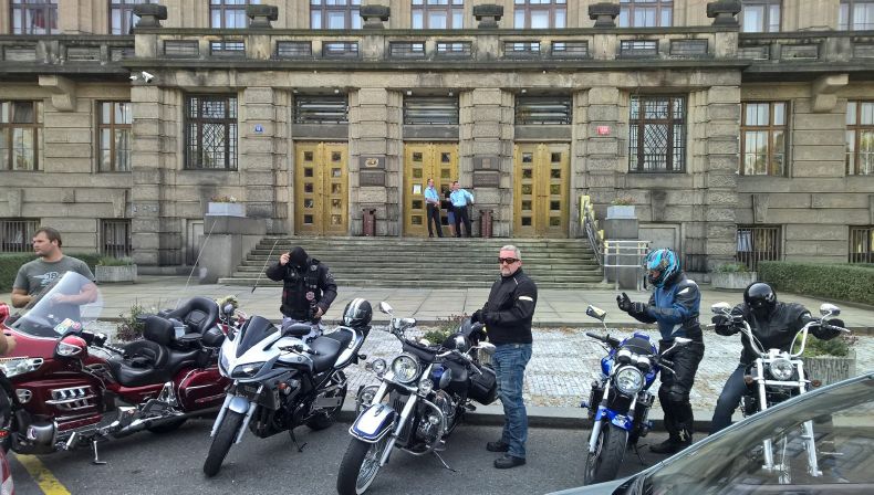 Protest před ministerstvem dopravy.