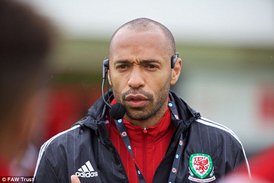 Thierry Henry na tréninku během trenérského programu.