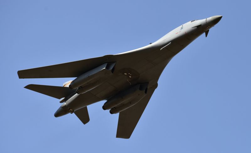 Americký bombardér Lancer B-1B má rozpětí křídel 30 metrů.