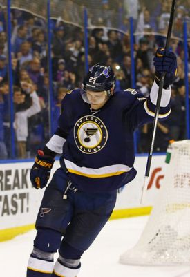 Jaškin v dresu St. Louis Blues.