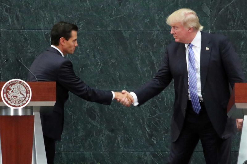 Mexický prezident Enrique Pena Nieto a kandidát Donald Trump. 