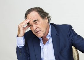 Slavný režisér Oliver Stone uvede v Torontu svůj nový film Snowden, jenž zachycuje příběh pracovníka americké Národní agentury pro bezpečnost (NSA), který zveřejnil tajné informace amerických tajných služeb.