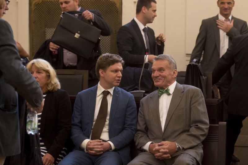 Zprava obžalovaní bývalí pražští primátoři Bohuslav Svoboda a Tomáš Hudeček u Městského soudu v Praze