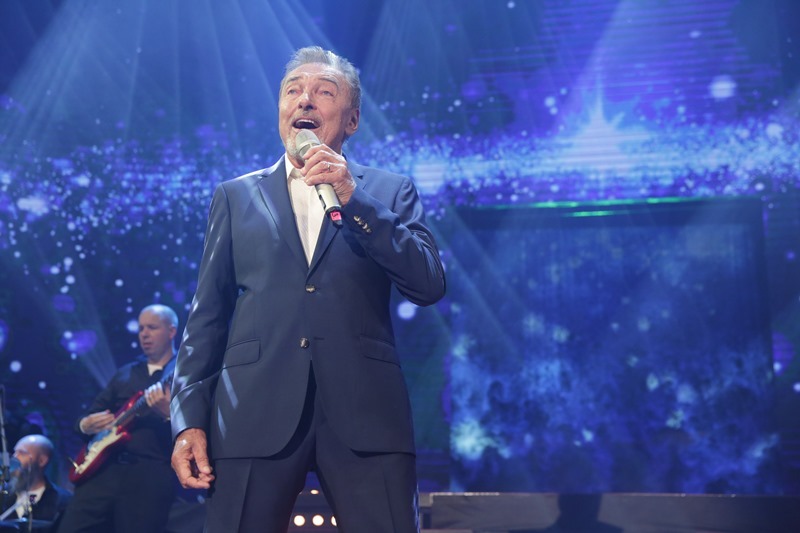 Karel Gott na jevišti zářil spokojeností.