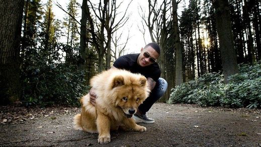 Memphis Depay a Simba na procházce.