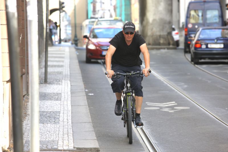 Cyklista porušil hned několik dopravních předpisů. Nyní mu hrozí pokuta až dvacet tisíc korun (ilustrační foto). Cyklista porušil hned několik dopravních předpisů. Nyní mu hrozí pokuta až dvacet tisíc korun (ilustrační foto).