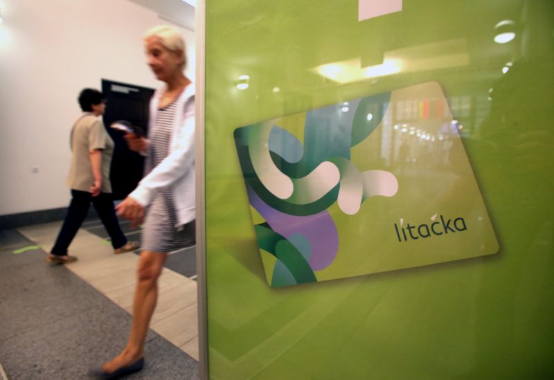 Lítačka postupně nahrazuje opencard. Podle opozičních zastupitelů však náklady na její provoz nejsou výrazně nižší než u předchozí karty. Lítačka postupně nahrazuje opencard. Podle opozičních zastupitelů však náklady na její provoz nejsou výrazně nižší než u předchozí karty.