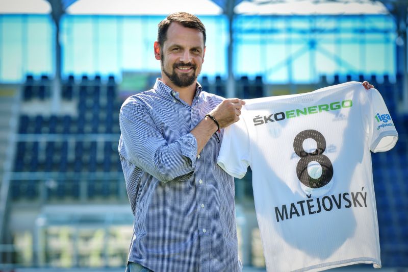 Marek Matějovský pózuje s novým dresem v Mladé Boleslavi.