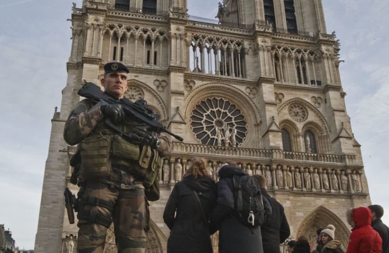 Kontrola u katedrály Notre-Dame.