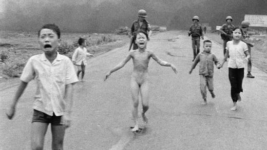 Vietnamská dívka prchá z napalmem zasažené vesnice. 