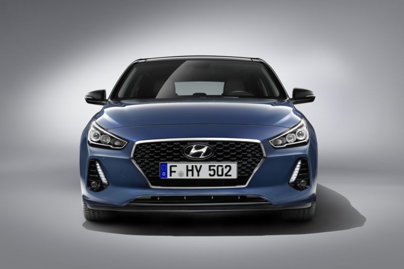 Třetí generace vozu Hyundai i30, která měla světovou premiéru, má působivou přední část s kaskádovitou maskou chladiče.