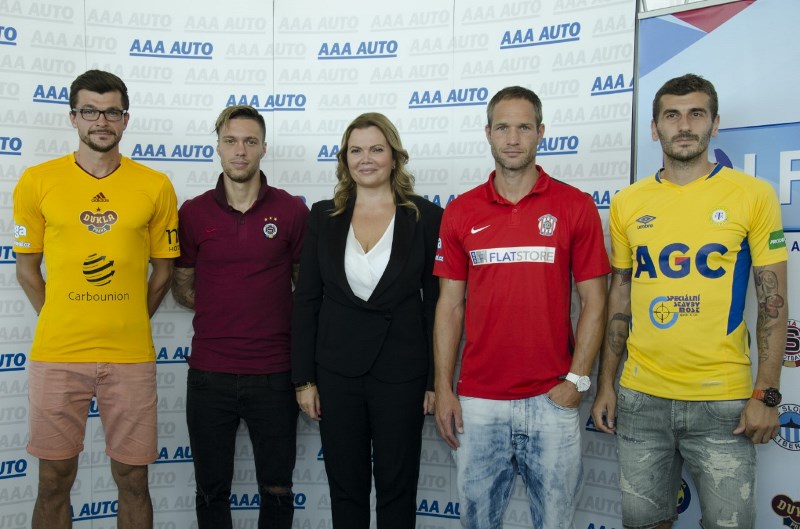 Karolína Topolová, generální ředitelka AAA Auto (uprostřed) společně s fotbalisty.