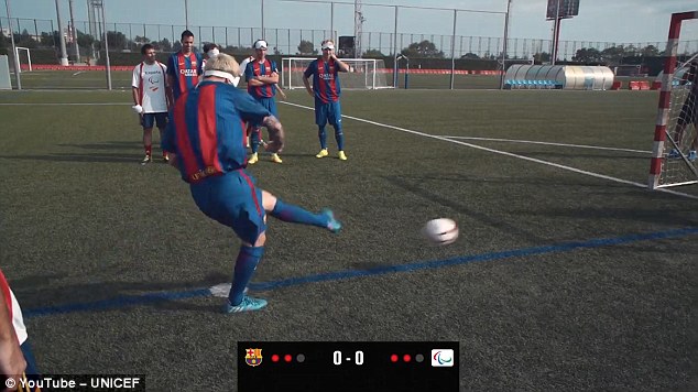 Lionel Messi dává penaltu v přátelském utkání proti nevidomým fotbalistům.