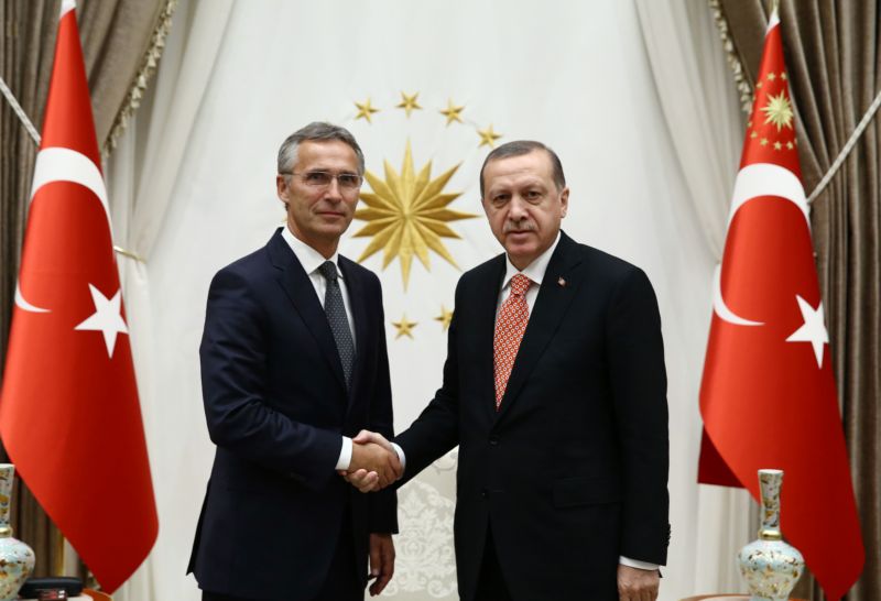 Jens Stoltenberg (vlevo) s tureckým prezidentem Erdoganem.
