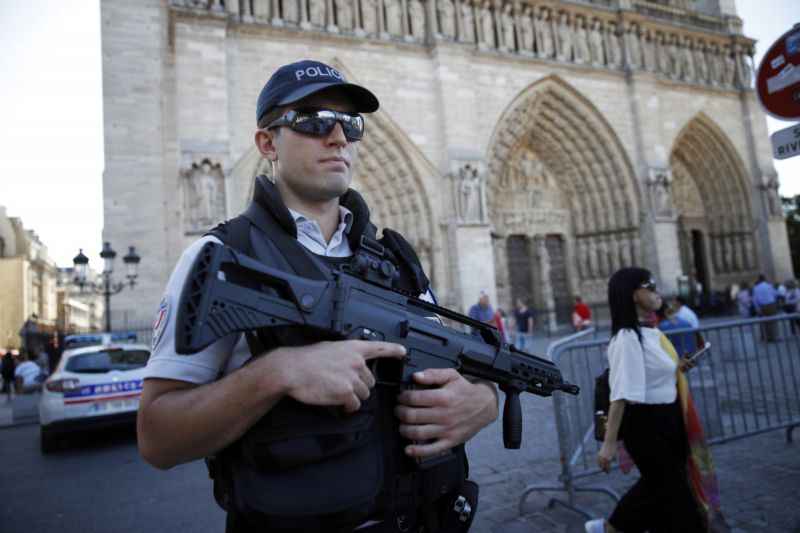 Zajištění prostoru francouzskými policisty.