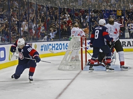 Jednu z branek si v dresu USA připsal i Patrick Kane.