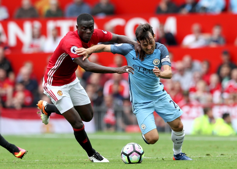 Eric Bailly (vlevo) stíhá Davida Silvu.