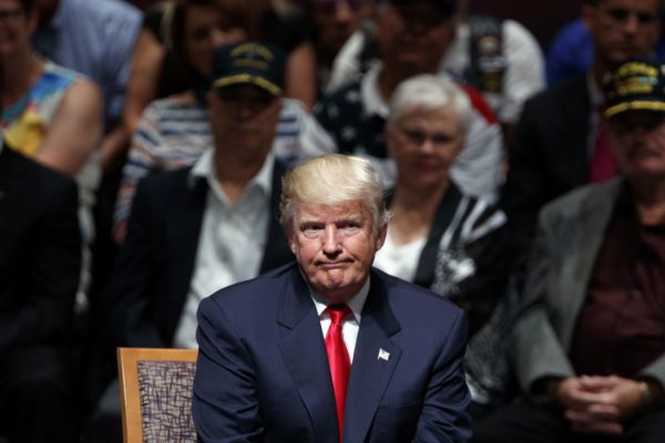 Trumpovy stoupenci jsou podle Clintonové ubožáci.