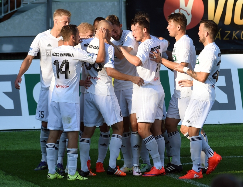 Karvinští fotbalisté slaví vstřelenou branku.