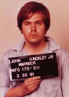 John Hinckley se pokusil zabít prezidenta Reagana.