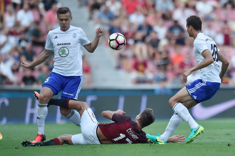 Obránce Mladé Boleslavi Tomáš Fabián (vlevo).