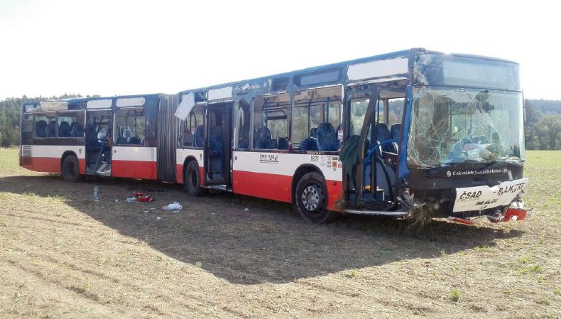 Havarovaný autobus.