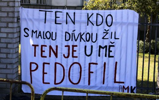 Nápis narážející na muslimské dětské sňatky.