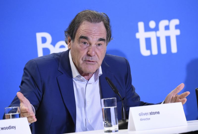 Režisér Oliver Stone.