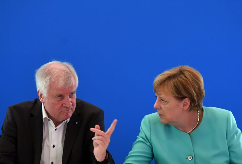 Předseda CSU a bavorský premiér Horst Seehofer (vlevo) s šéfkou CDU kancléřkou Angelou Merkelovou. Předseda CSU a bavorský premiér Horst Seehofer (vlevo) s šéfkou CDU kancléřkou Angelou Merkelovou.