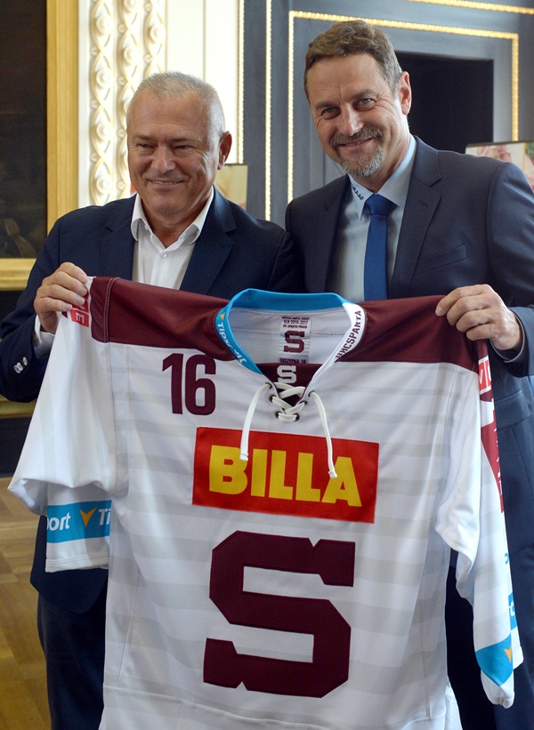 Sparta Praha. Poslední roky se mohla chlubit nejhezčími extraligovými dresy. Po odchodu Sportovního holdingu si však Pražané museli hledat nového sponzora. Našli jej v síti supermarketů. Dresy s novým logem nemají v táboře rudých fanoušků právě úspěch, ale ač působí na dresu jako pěst na oko, je třeba sparťanům přiznat, že "S" je stále dominantní a rušivých elementů není tak moc. HODNOCENÍ TÝDNE: 75 procent.