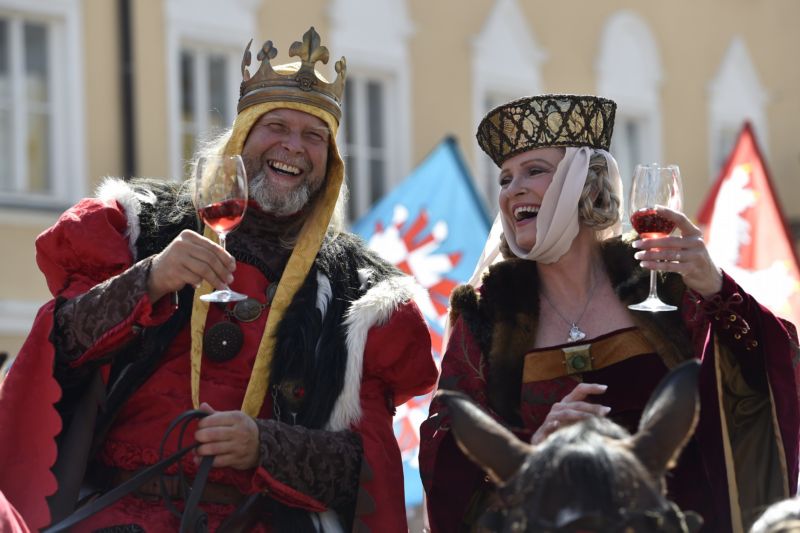 Průvod krále Václava IV. a královny v podání herečky Chantal Poullain.