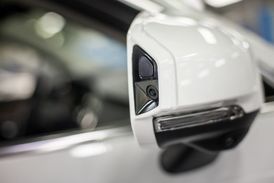 Vůz je vybavený řadou systémů za použití radarů a laserů.