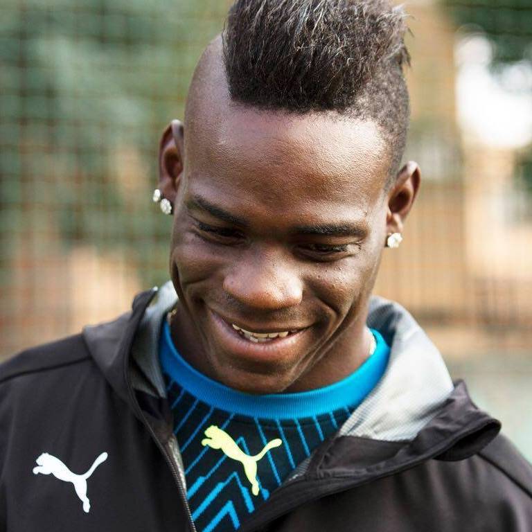 Kontroverzní útočník Mario Balotelli na sebe dokázal upozornit krátce po letním přestupu do Nice. Kontroverzní útočník Mario Balotelli na sebe dokázal upozornit krátce po letním přestupu do Nice.