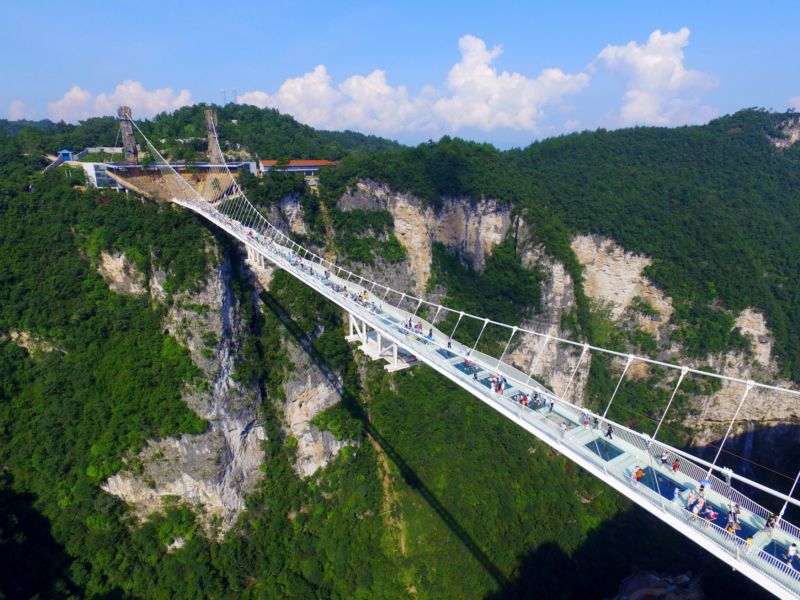 Na snímku nejdelší skleněný most poblíž města čínského Zhangjiajie v provincii Hunan. Na snímku nejdelší skleněný most poblíž města čínského Zhangjiajie v provincii Hunan.