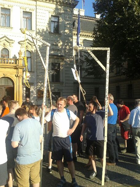 Šibenice na protiislámské demonstraci (ilustrační foto).