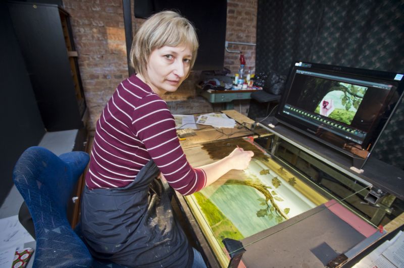 Autorka Lucie Sunková při práci na snímku Strom.