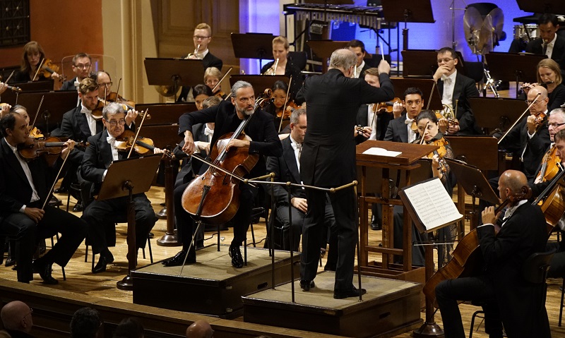 Londýnský symfonický orchestr s dirigentem Gianandreou Nosedou vystoupil 8. září na mezinárodním hudebním festivalu Dvořákova Praha, kde doprovodil violoncellistu Jiřího Bártu (uprostřed).
