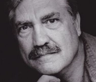 Spisovatel Alan Russell. 