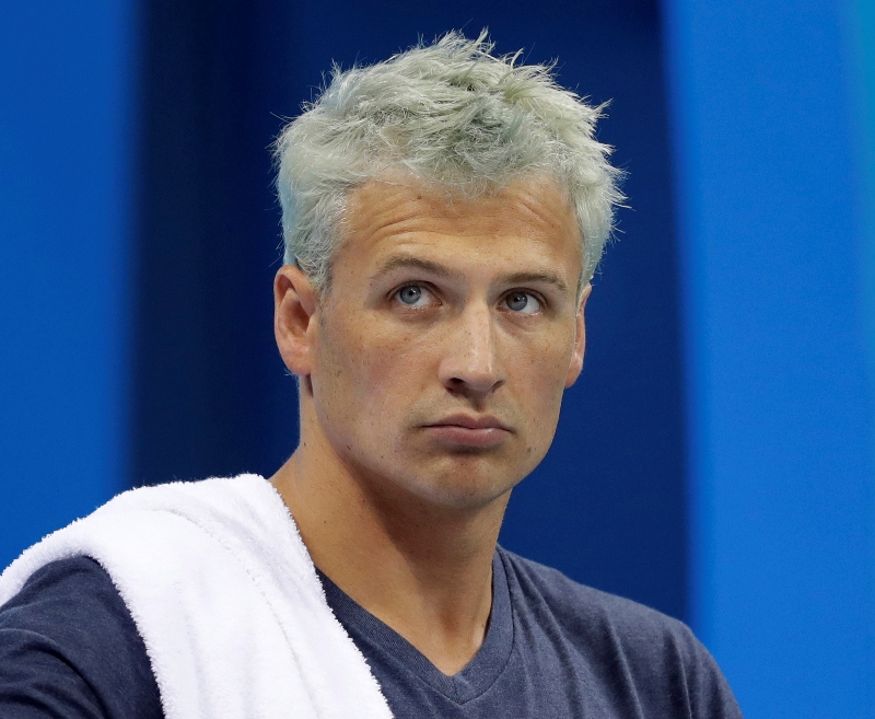 Pondělní debut amerického plavce Ryana Lochteho v televizní taneční soutěži Dancing with the Stars narušili dva muži, kteří vtrhli na parket. 