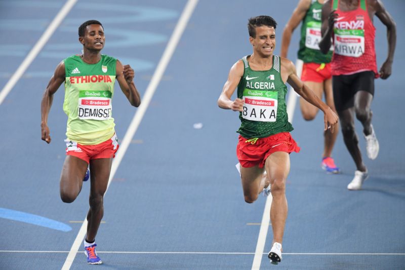 Strhující závěr paralympijského běhu na 1500 metrů ovládl Alžířan Baka.