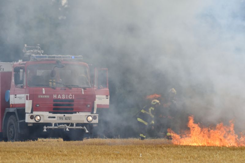 Požár na poli vlivem horka a sucha (ilustrační foto).