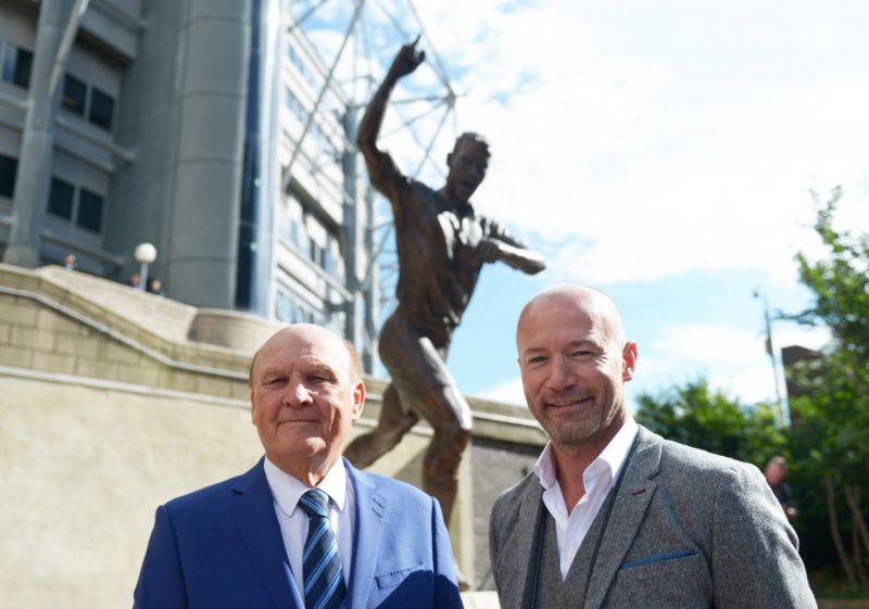 Alan Shearer pózuje před svou sochou v Newcastlu. 